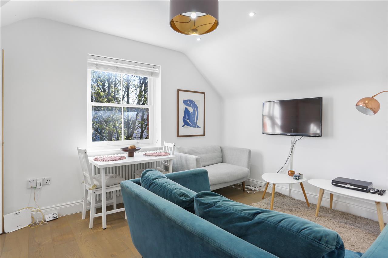 CHAIN FREE! A well presented second floor apartment forming part of an imposing converted detached Victorian building situated within close proximity to multiple transport facilities including Caledonian Road, Holloway Road (both Piccadilly Line) and Tufnell Park (Northern Line) underground ...