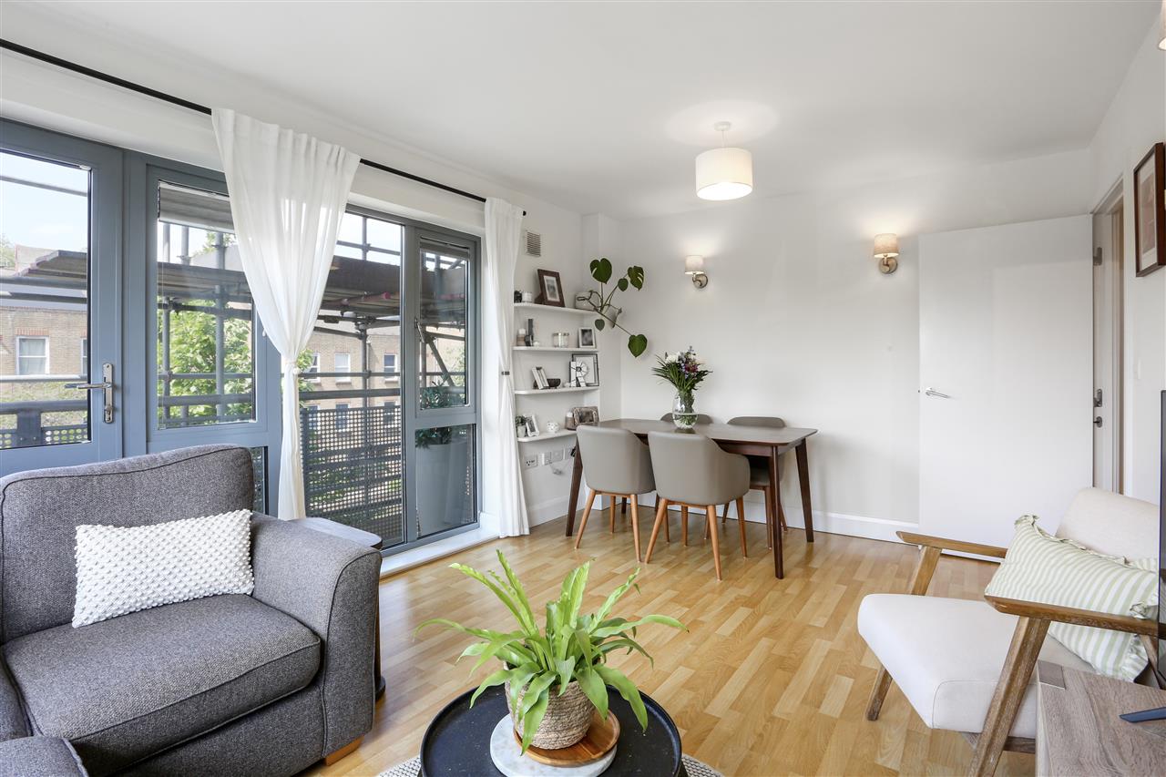 2 bed flat for sale  - Property Image 5