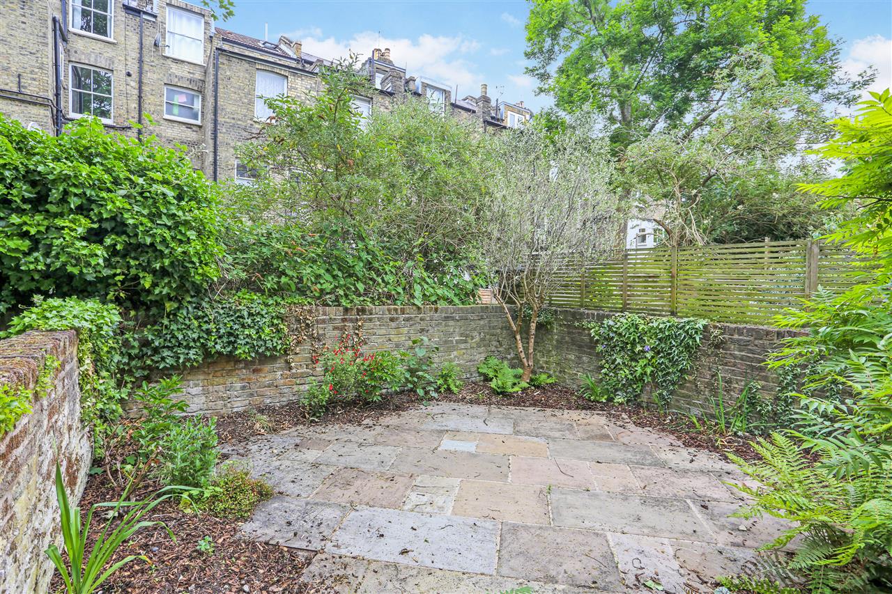 3 bed flat for sale in Bardolph Road 2