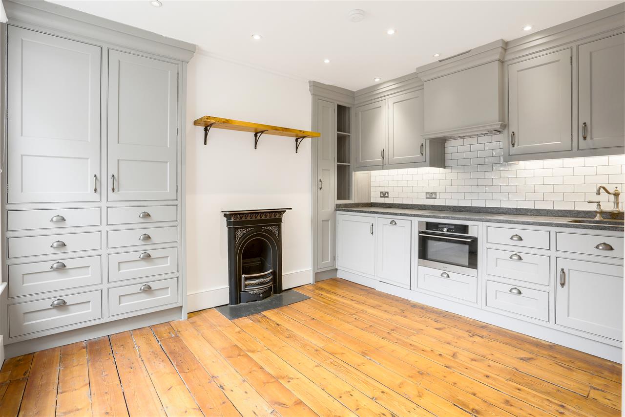 3 bed flat for sale in Bardolph Road 8