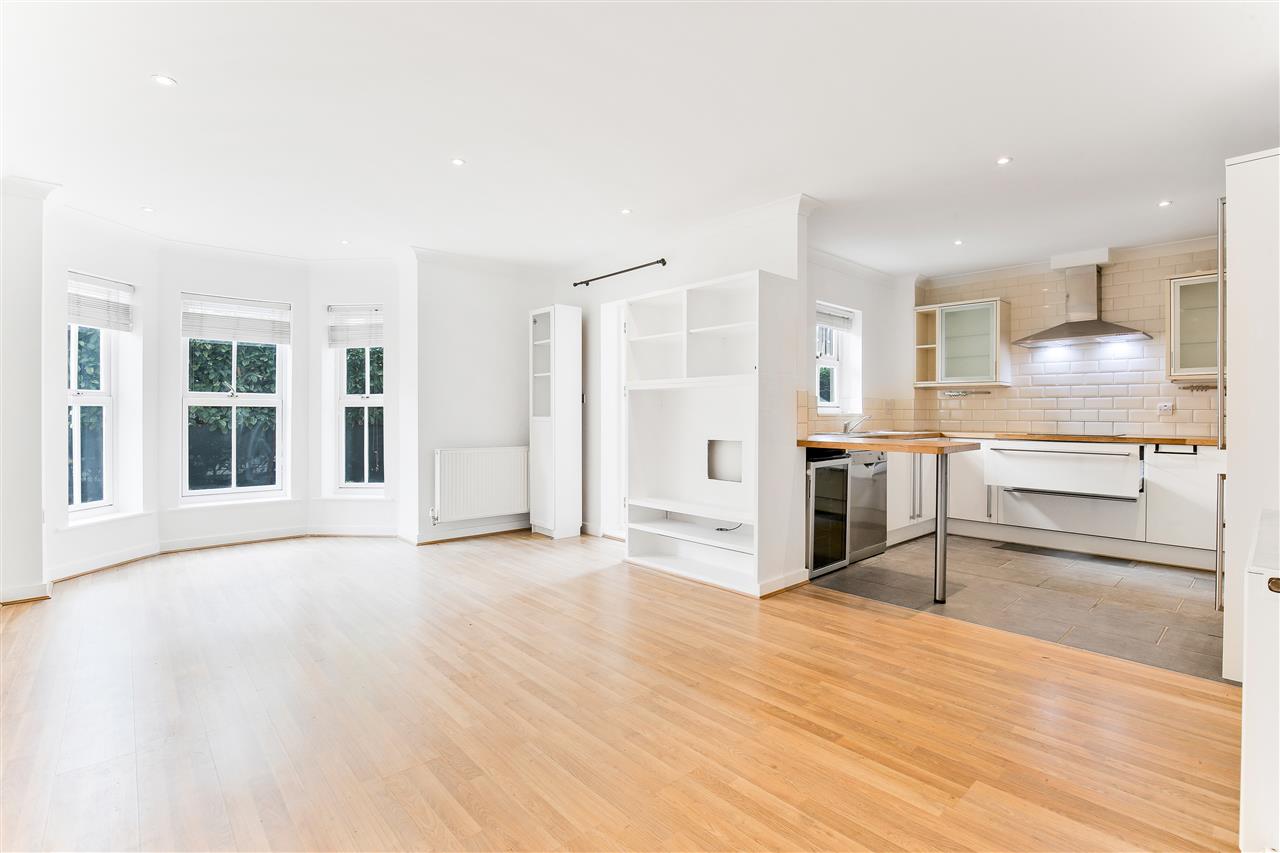 CHAIN FREE! A very well presented and spacious (approximately 962 Sq Ft/89 Sq M) ground floor apartment forming part of a highly sought after modern gated development. The accommodation comprises two double bedrooms (master bedroom with built in wardrobes and en-suite shower room), bay fronted ...