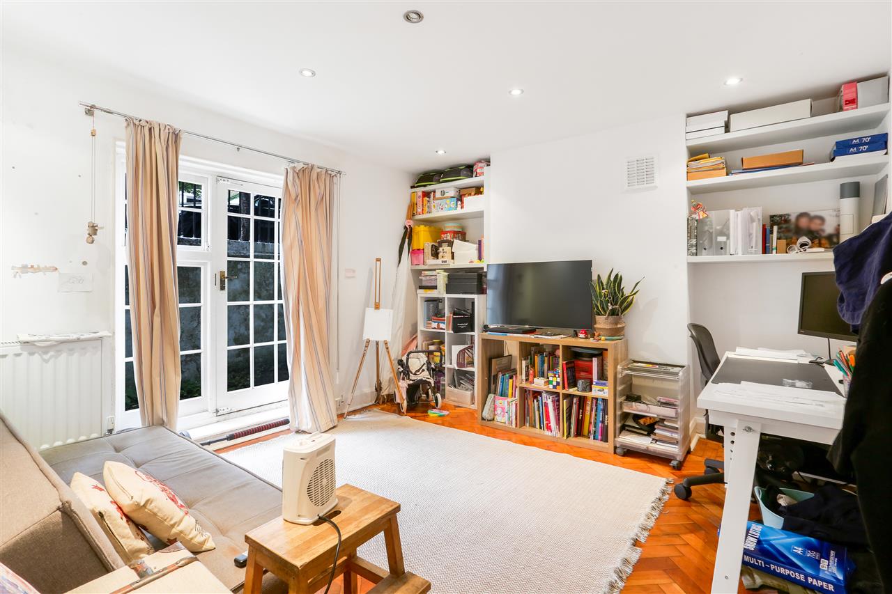 5 bed terraced house for sale  - Property Image 11