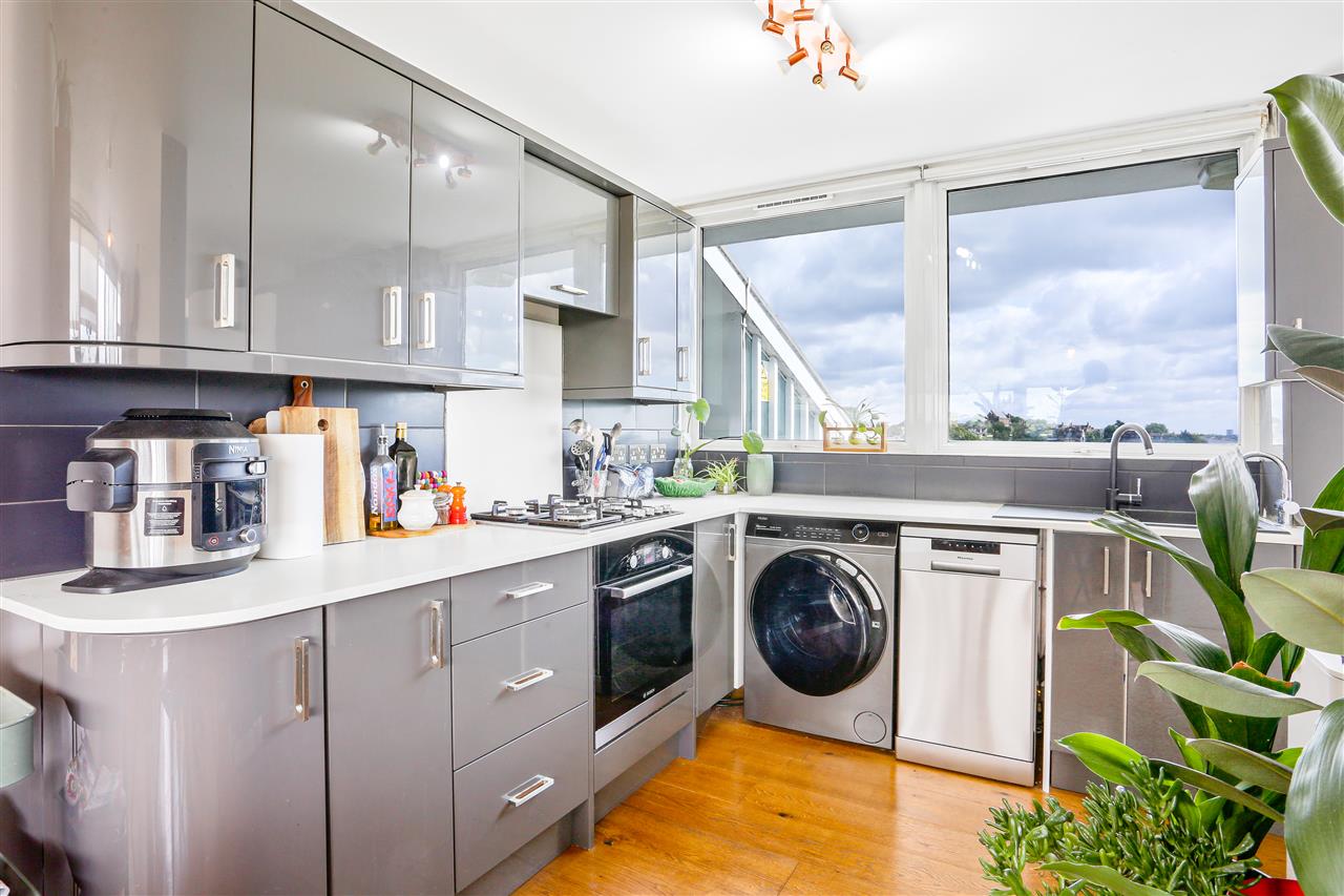 2 bed flat to rent in Highgate Road 17