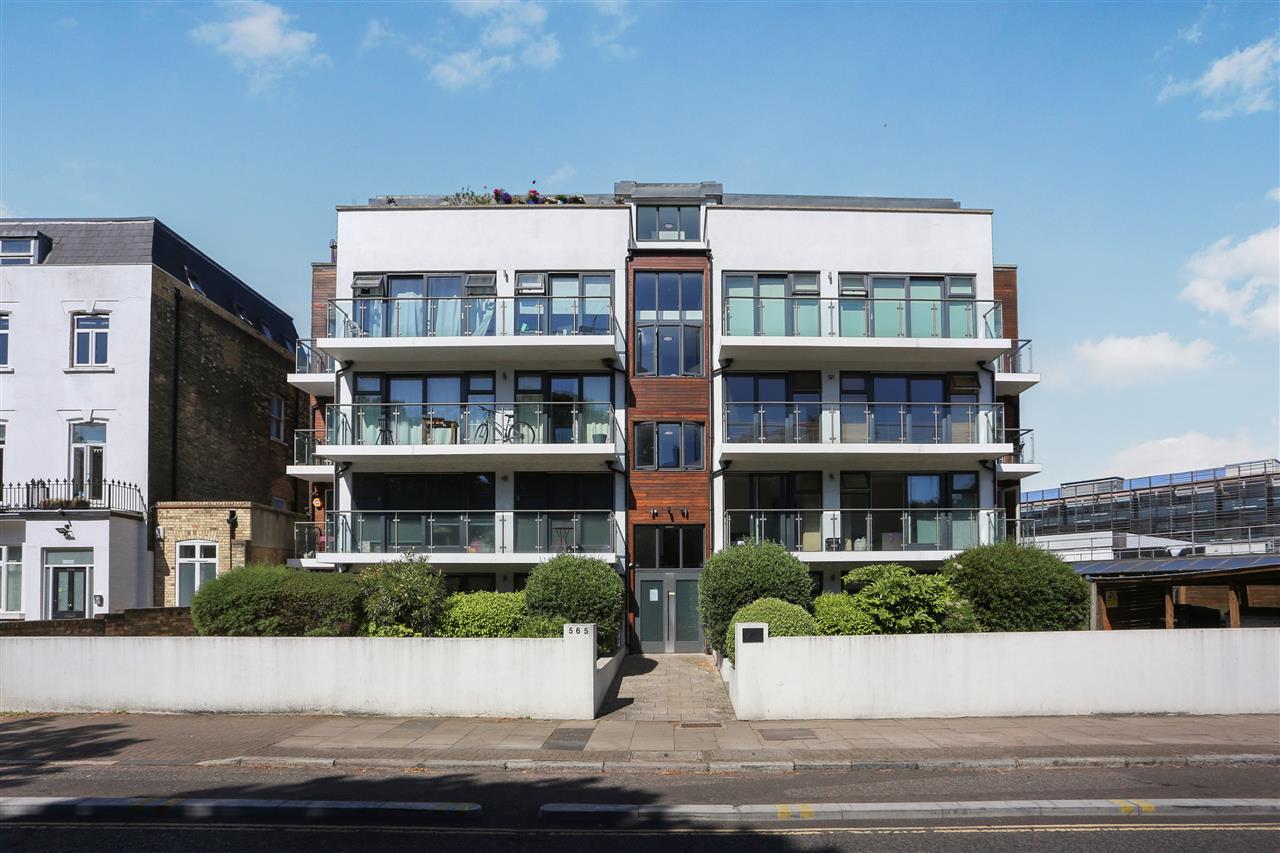 2 bed flat for sale in Caledonian Road 1