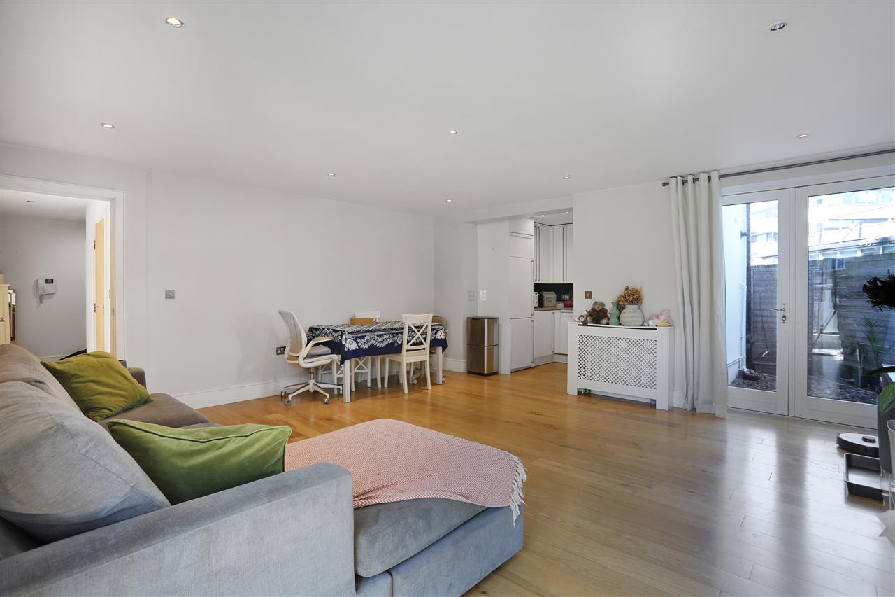 2 bed flat for sale in Caledonian Road 5