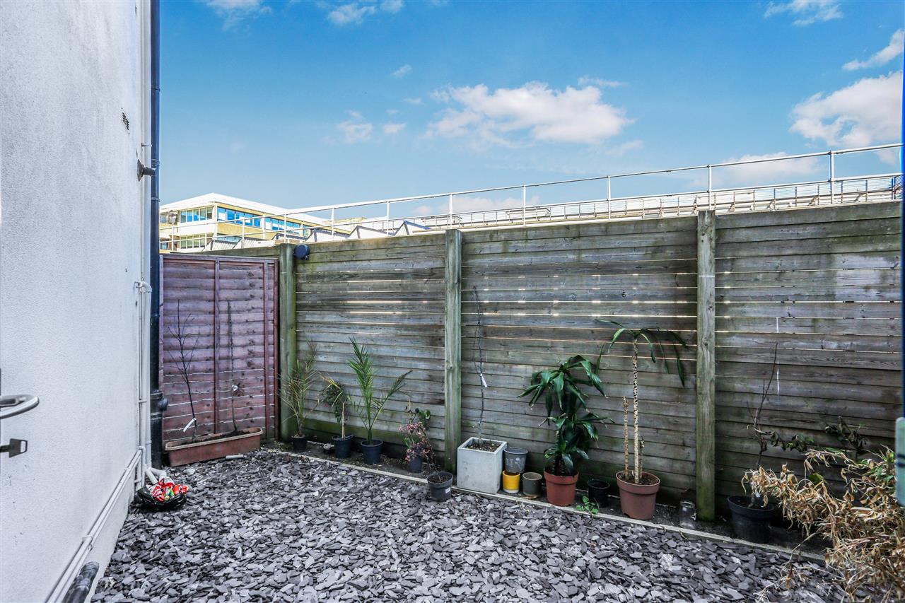 2 bed flat for sale in Caledonian Road 6