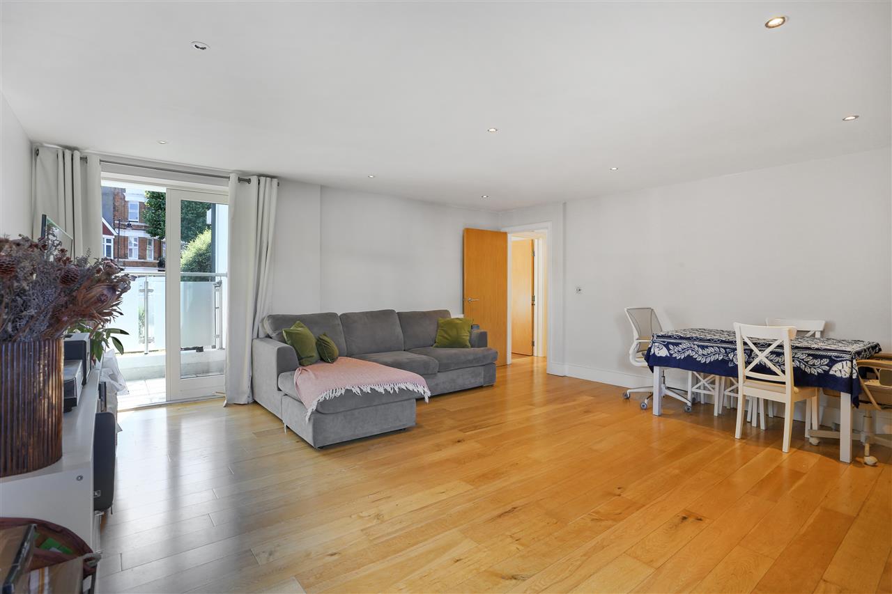 2 bed flat for sale in Caledonian Road 8
