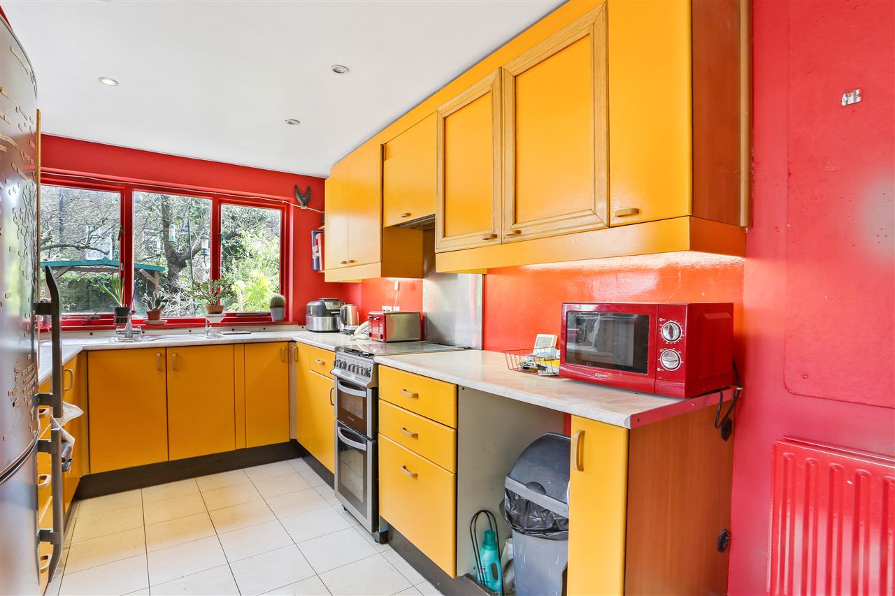 3 bed terraced house for sale in Davenant Road  - Property Image 3