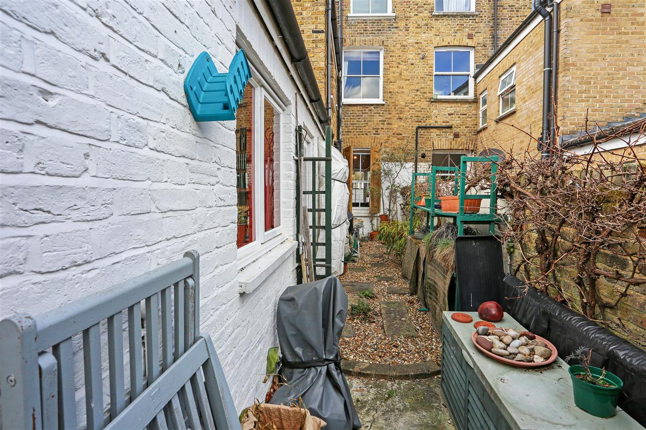 3 bed terraced house for sale in Davenant Road 7