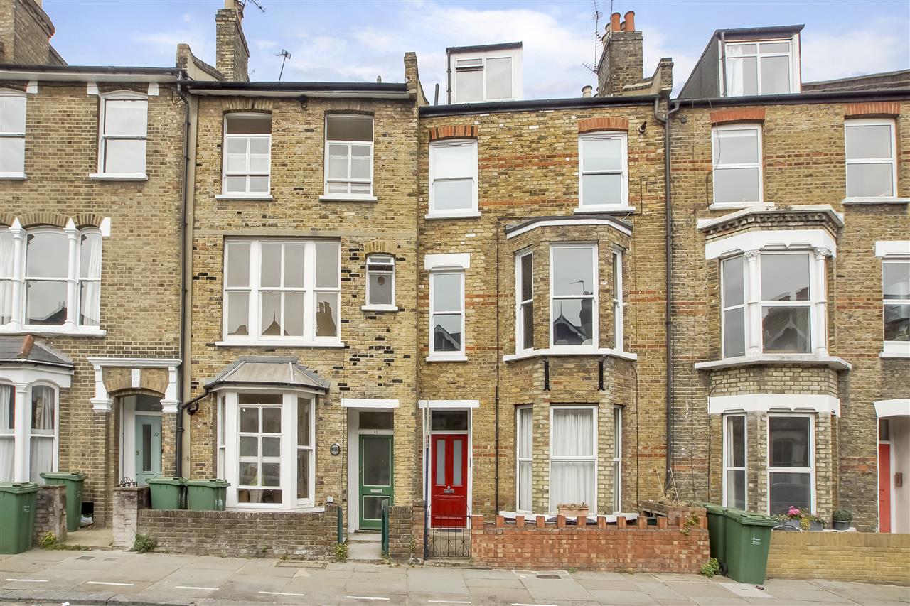 CHAIN FREE! A spacious (approximately 521 Sq Ft / 48 Sq M) and well presented split level first floor apartment forming part of a converted Victorian property situated in a highly sought after location within very close proximity to local bus services, transport links via the Northern Line ...