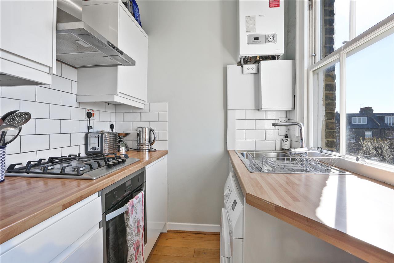 2 bed flat for sale in Ospringe Road 5