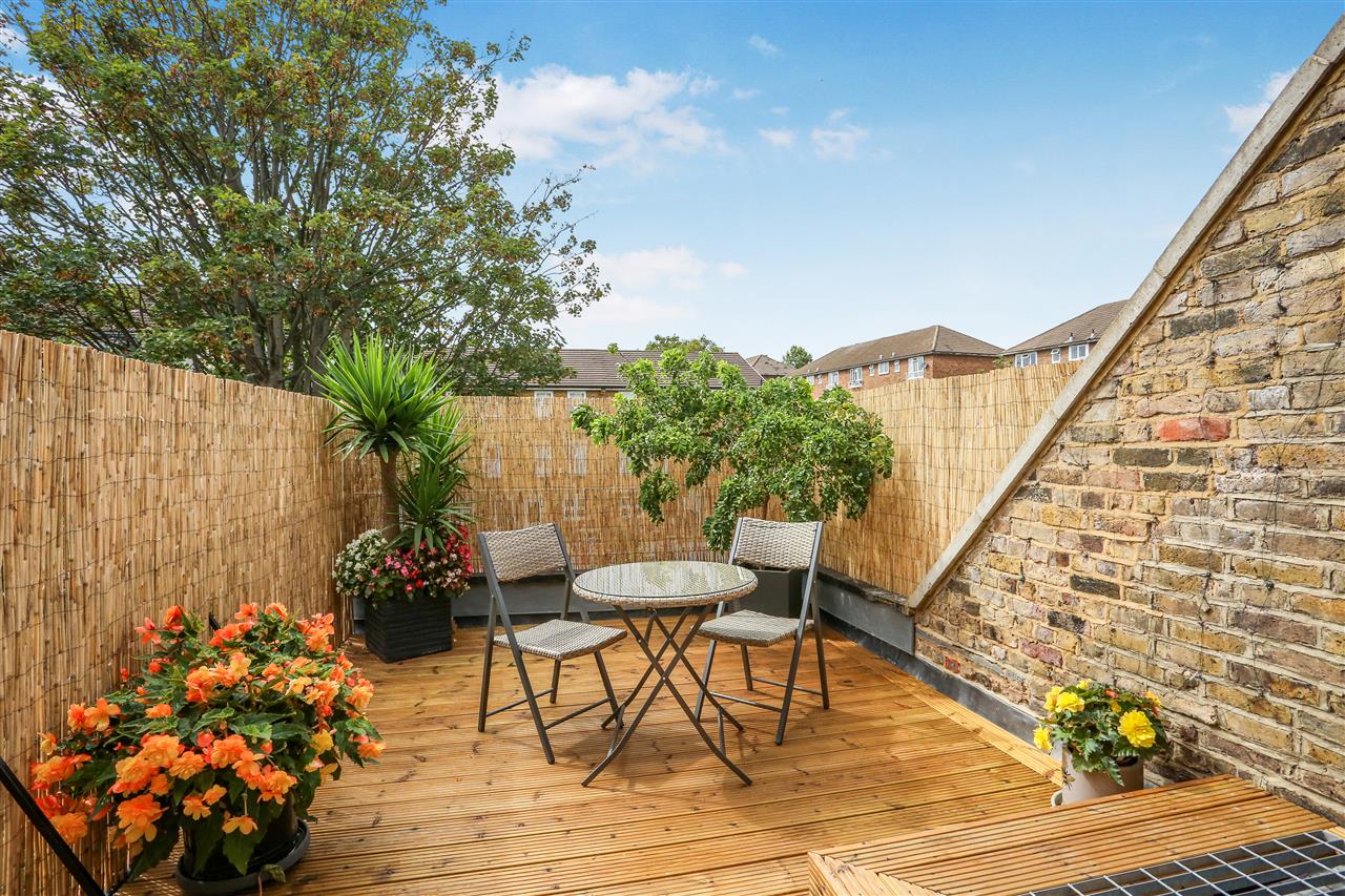 2 bed flat for sale in Huddleston Road  - Property Image 2