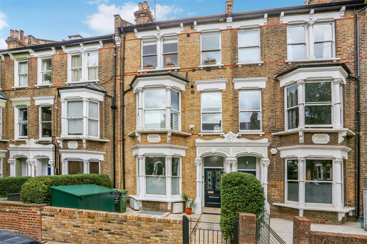 2 bed flat for sale in Huddleston Road 2