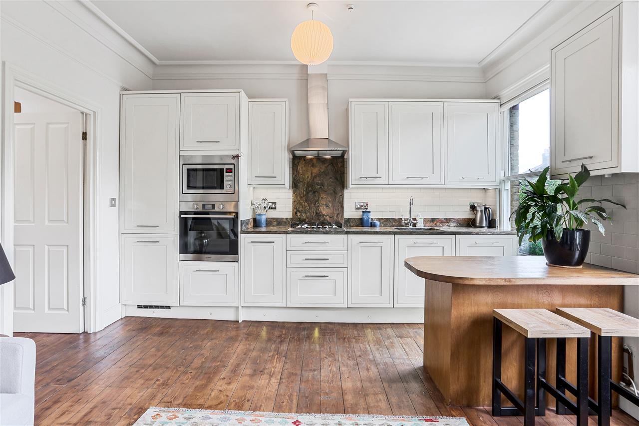 2 bed flat for sale in Huddleston Road  - Property Image 4