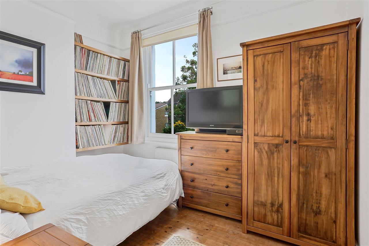 2 bed flat for sale in Huddleston Road 10