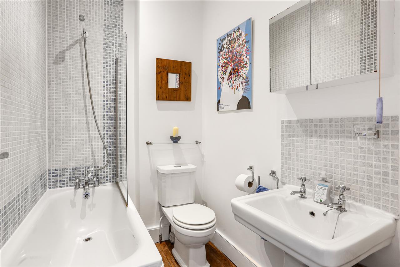 2 bed flat for sale in Huddleston Road 15