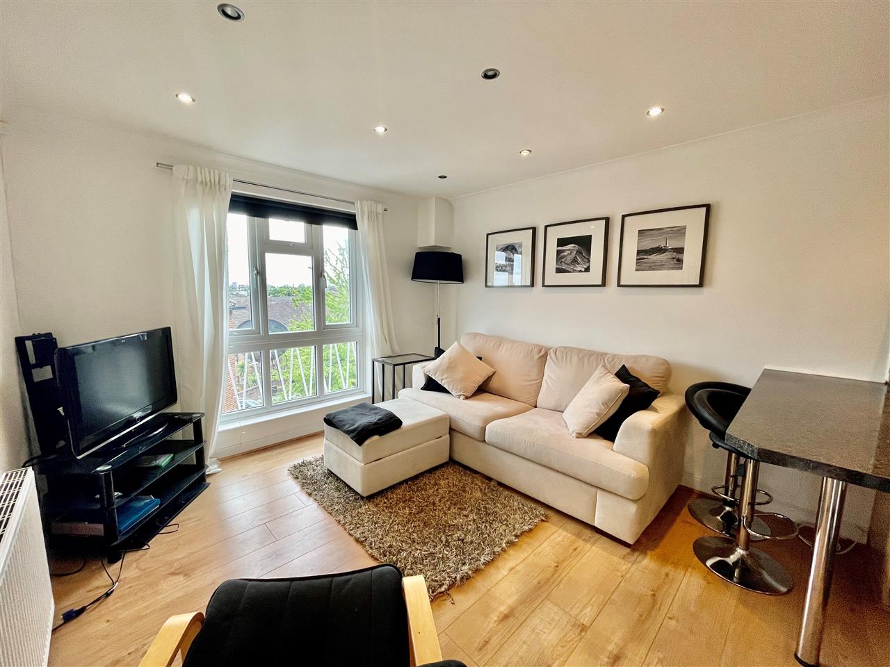 1 bed flat for sale in Junction Road 1