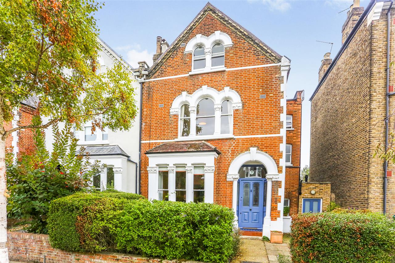 A well presented and spacious (approximately 678 Sq Ft / 63 Sq M) split level first floor apartment forming part of an imposing converted end of terrace Victorian house situated in a highly sought after location that is within close proximity to local shops, Tufnell Park (Northern Line) ...