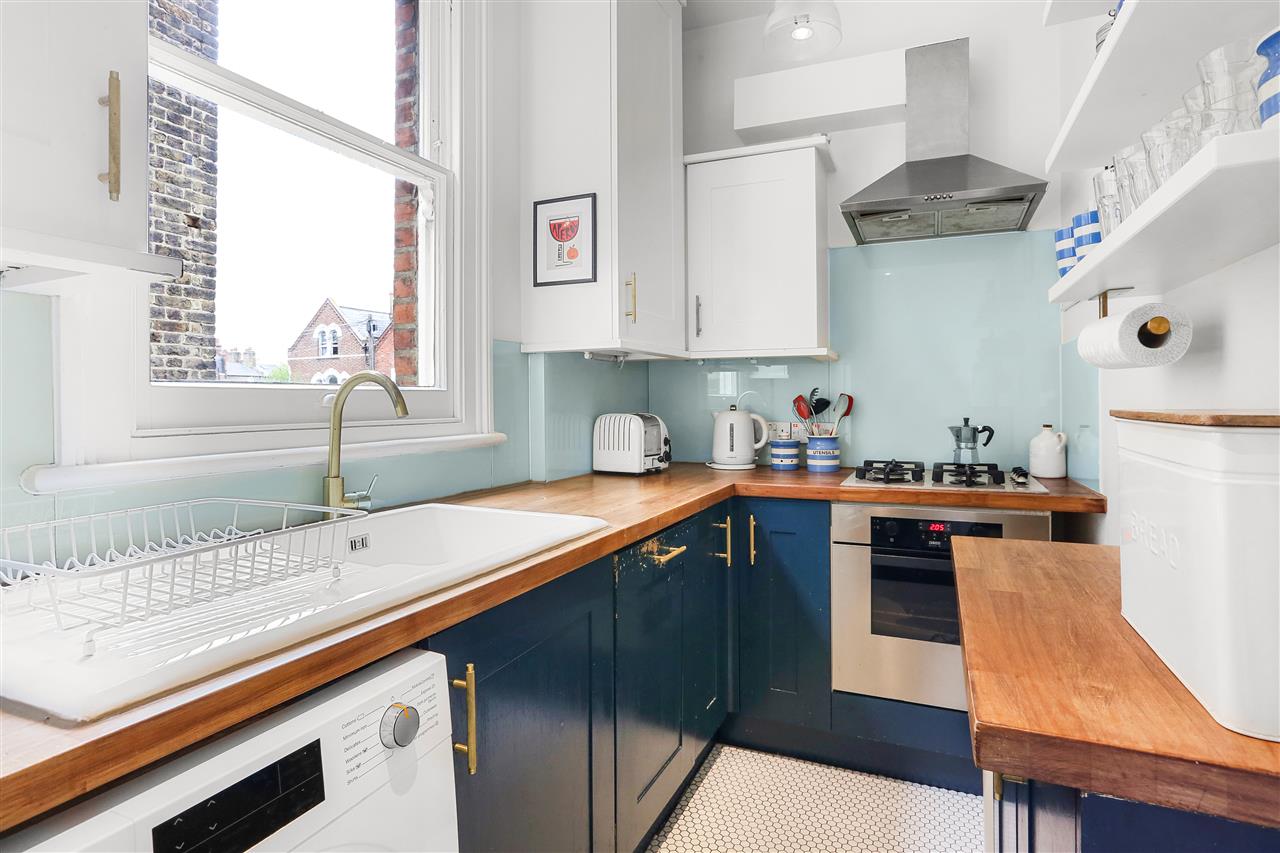 2 bed flat for sale in Yerbury Road 5