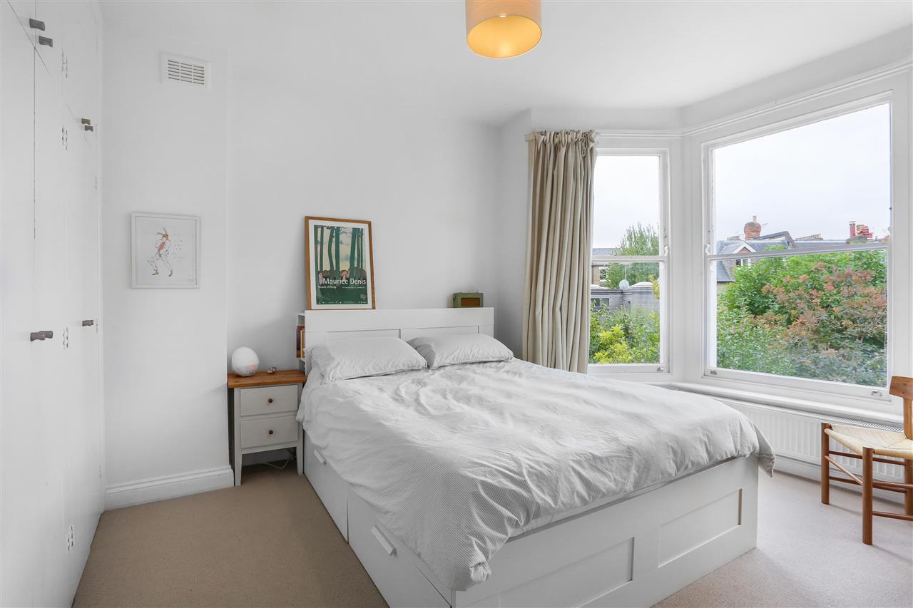 2 bed flat for sale in Yerbury Road 6