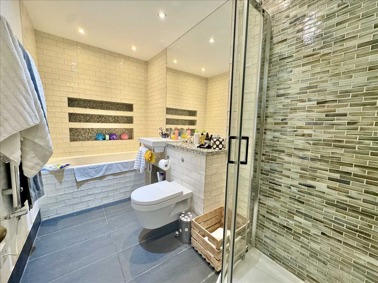 2 bed flat for sale in Carleton Road 9