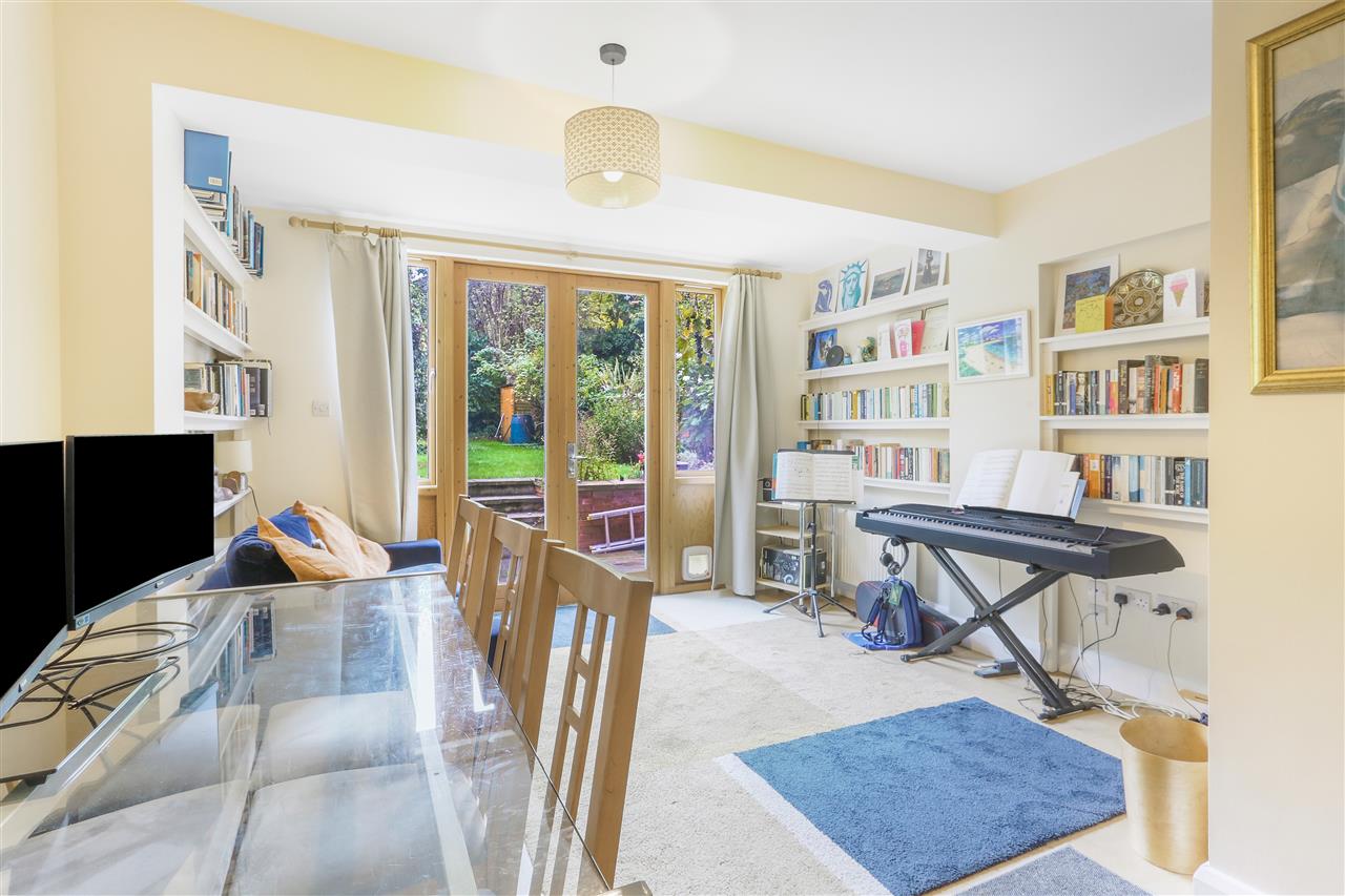 2 bed flat for sale in Tufnell Park Road - Property Image 1