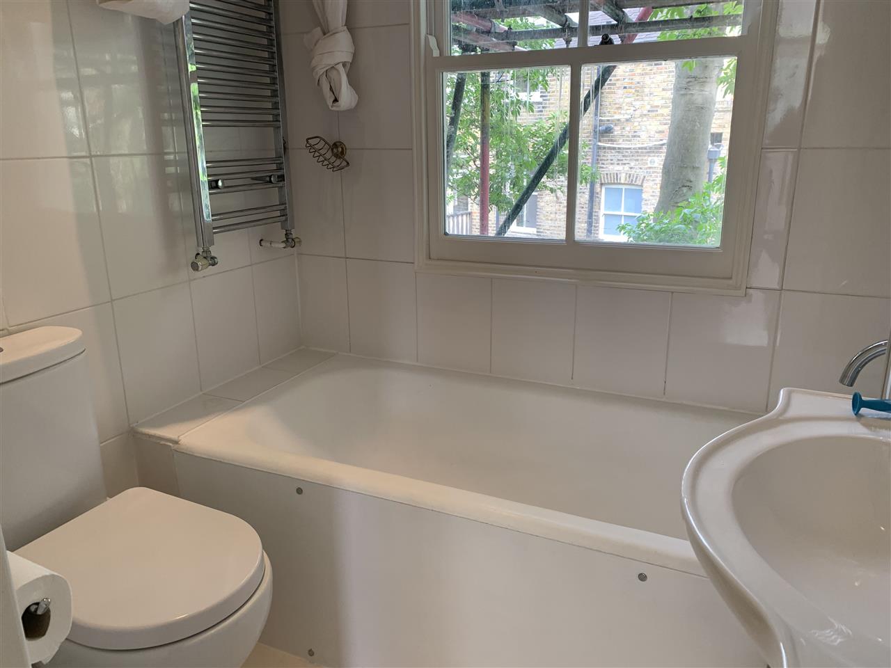 2 bed flat to rent in Celia Road 10