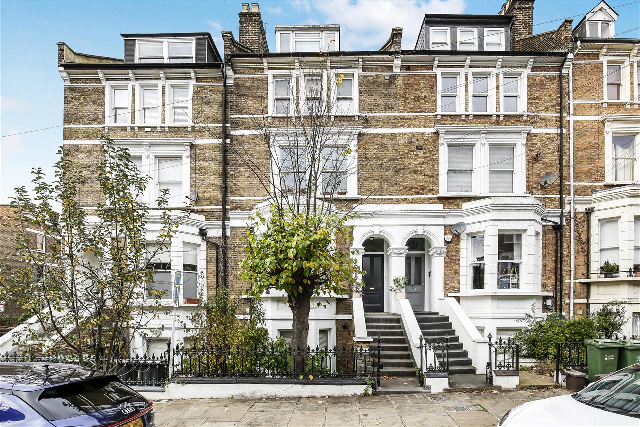 CHAIN FREE! An extremely well presented and spacious (approximately 573 Sq Ft/53 Sq M including under external stairs storage area) patio garden maisonette which exudes character and charm and is situated in one of Kentish Town's premier tree-lined locations. The property is within close ...