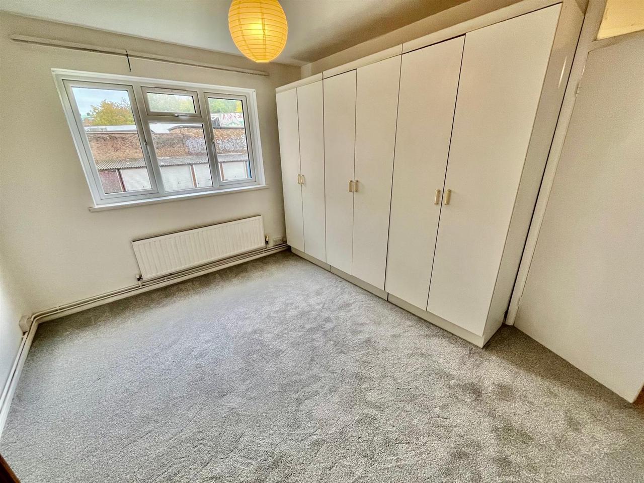 2 bed flat to rent in Junction Road  - Property Image 2