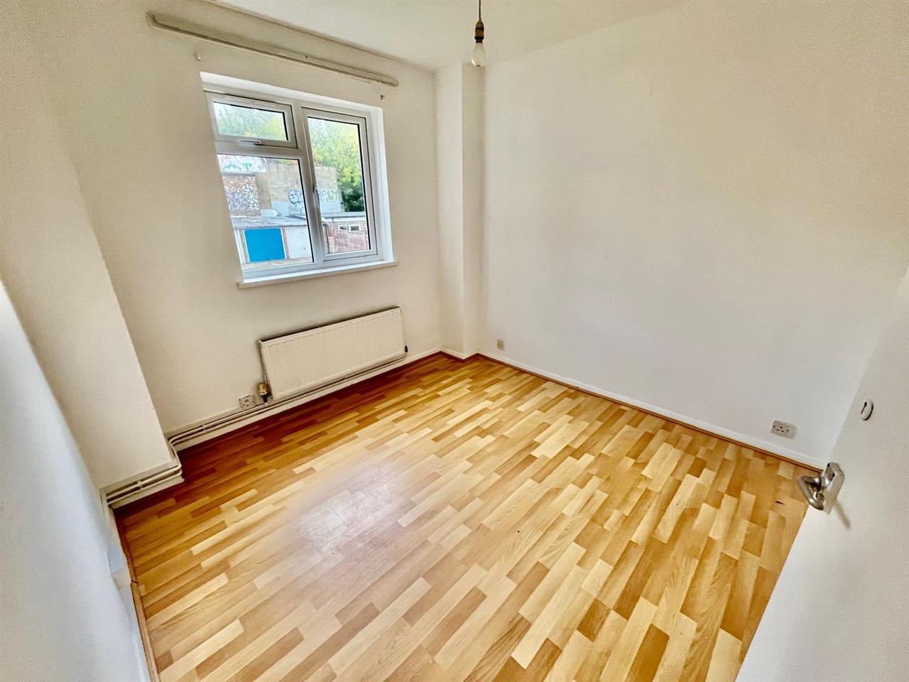 2 bed flat to rent in Junction Road 3