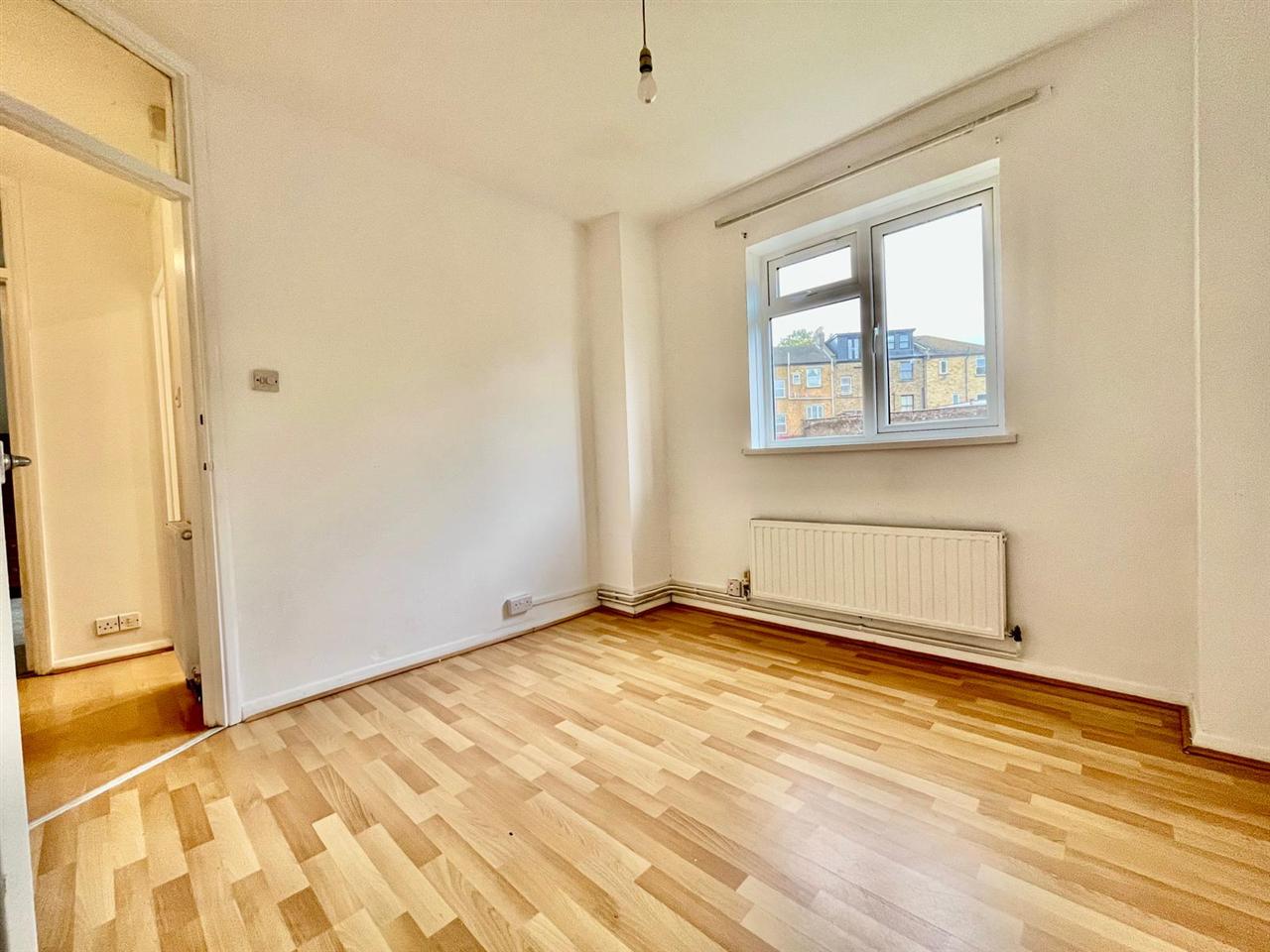 2 bed flat to rent in Junction Road 5