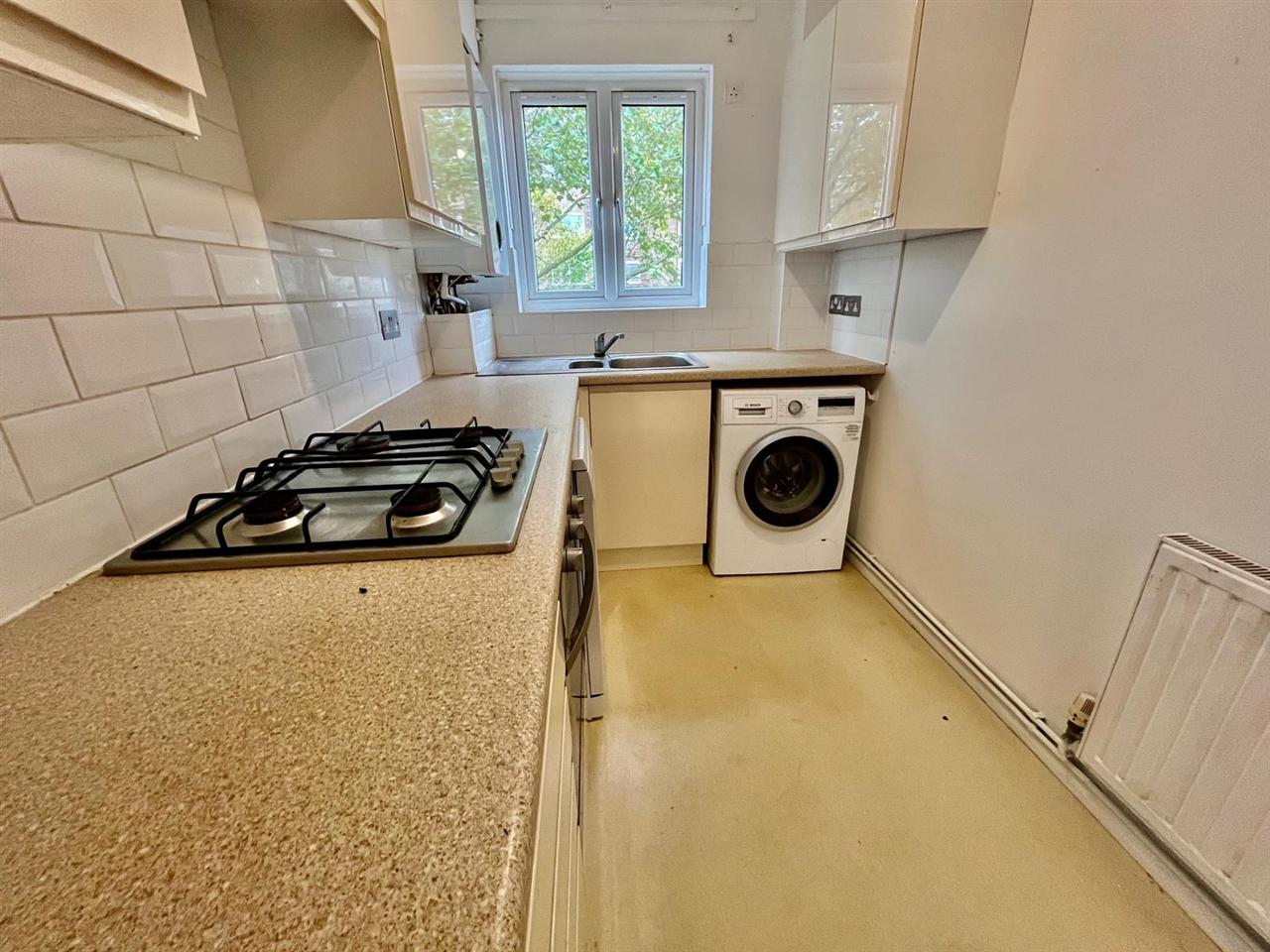 2 bed flat to rent in Junction Road 8