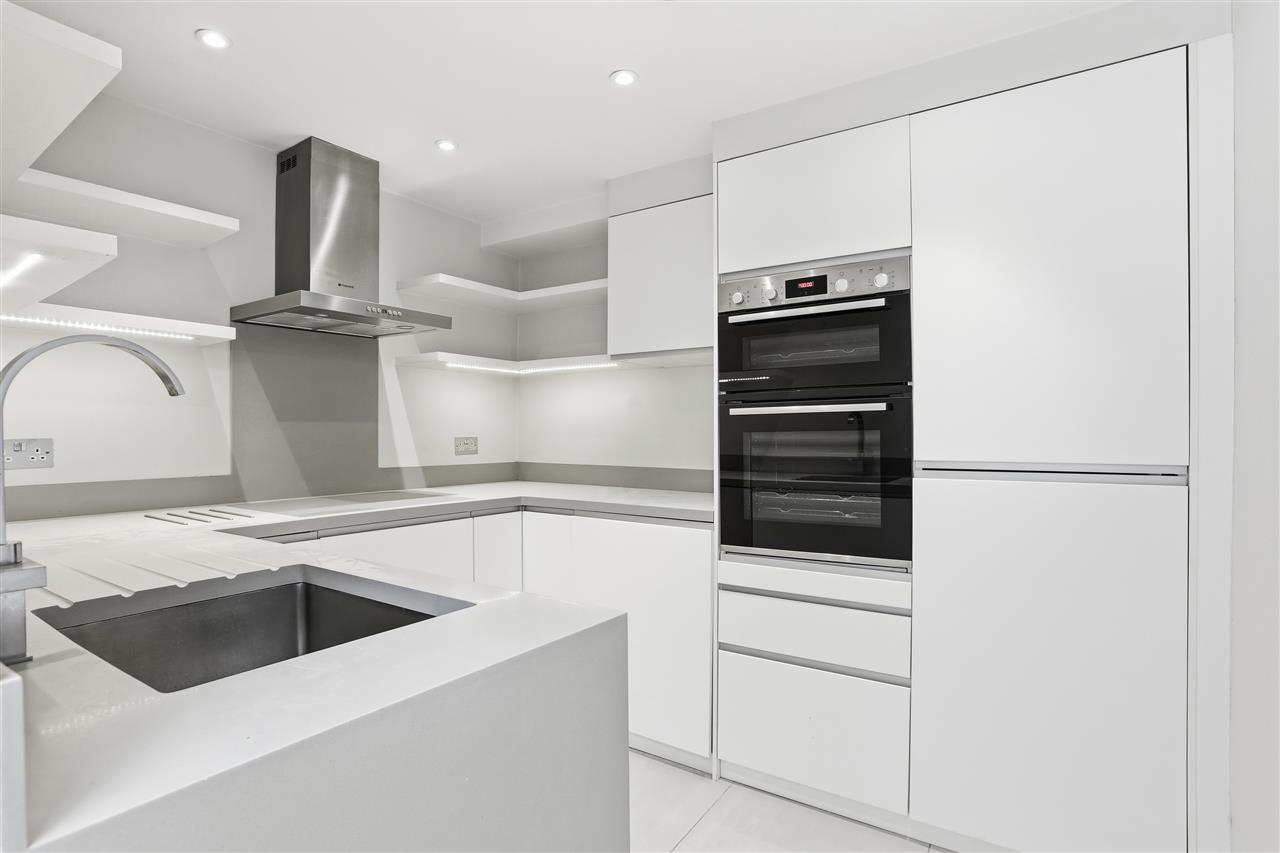 1 bed flat for sale in Leighton Road 2