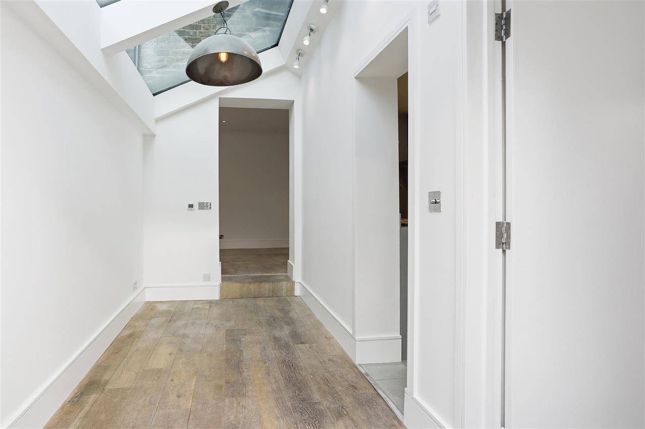 1 bed flat for sale in Leighton Road  - Property Image 6