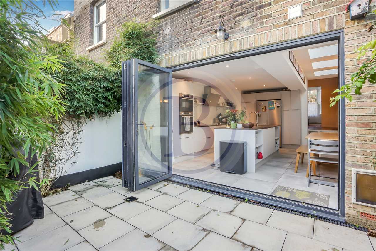 4 bed terraced house for sale in Hatchard Road  - Property Image 3