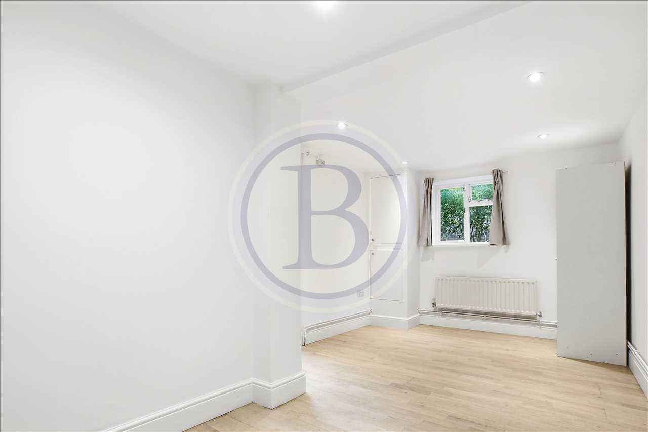 2 bed maisonette for sale in Fortess Road 8