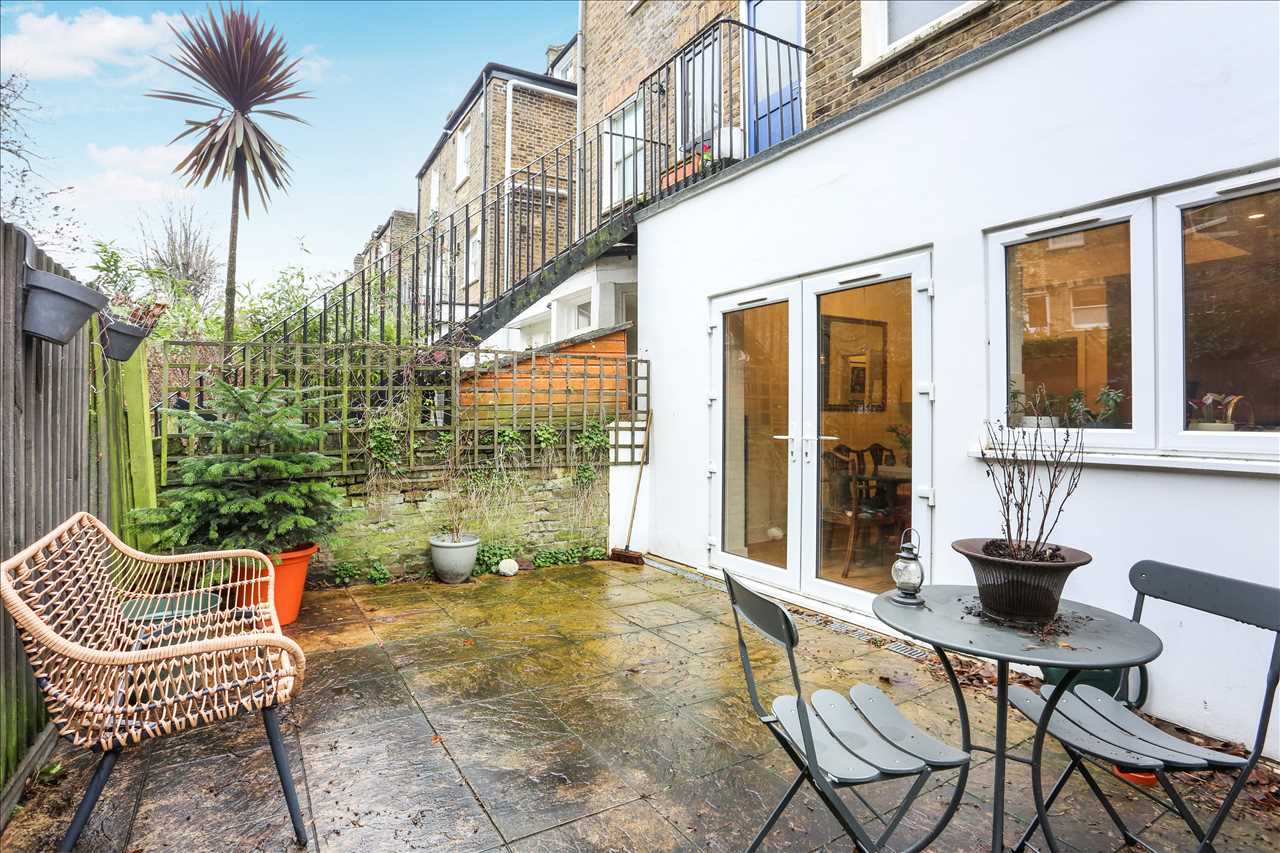 2 bed flat for sale in Bardolph Road  - Property Image 3