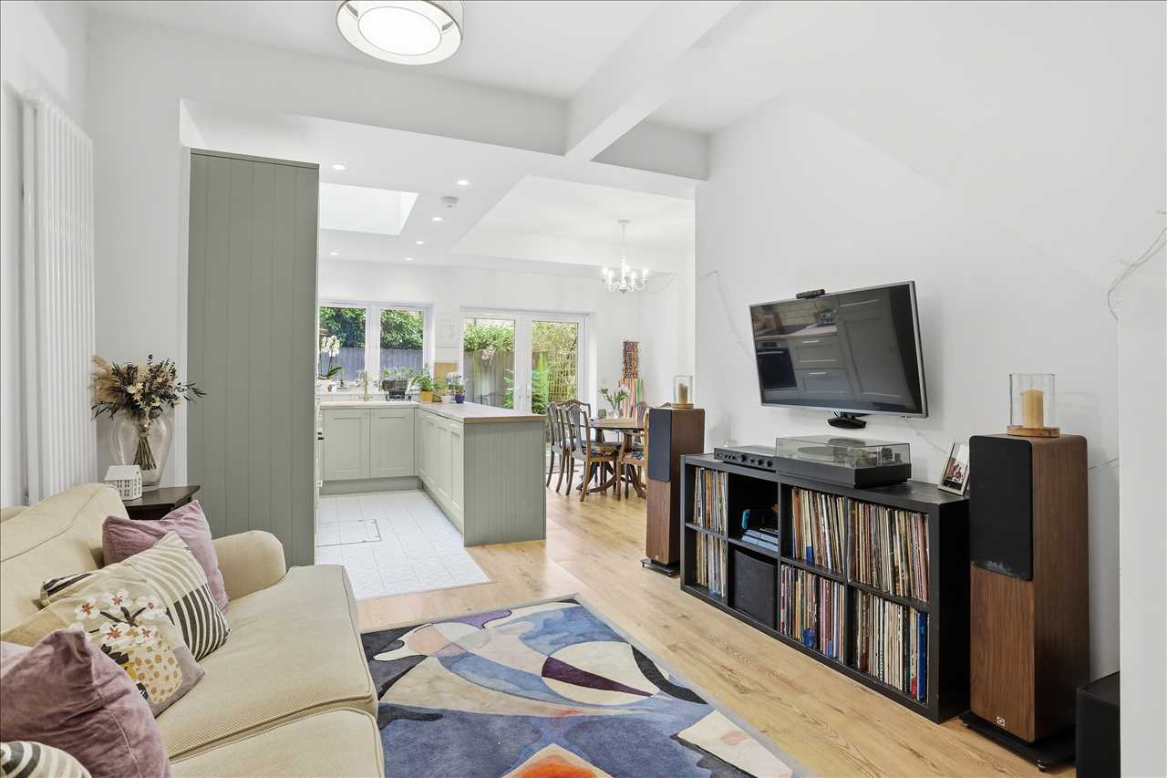 2 bed flat for sale in Bardolph Road 3