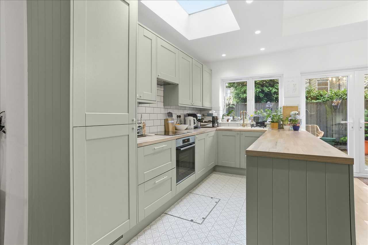 2 bed flat for sale in Bardolph Road 6