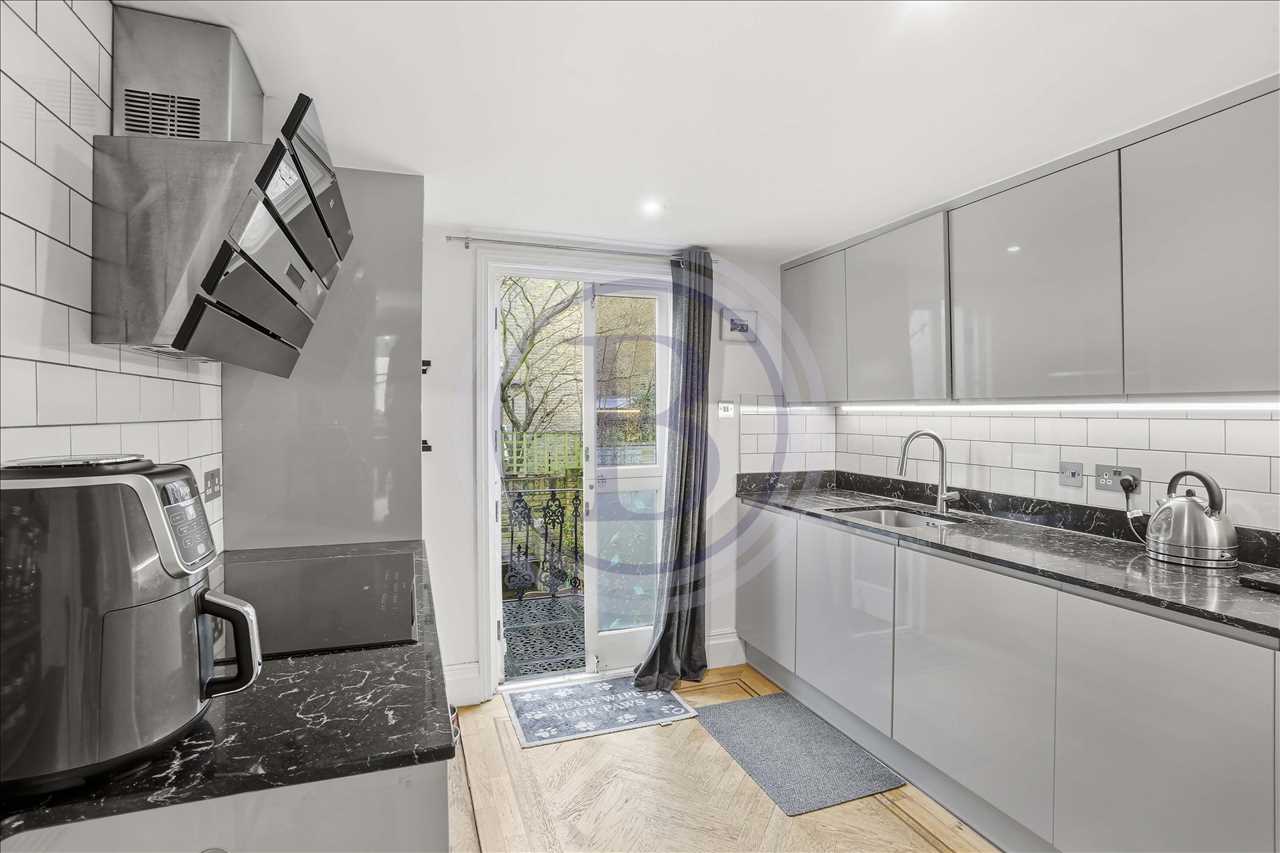 3 bed maisonette for sale in Corinne Road 3