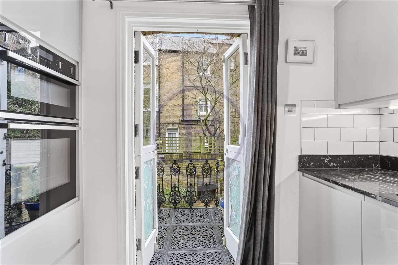 3 bed maisonette for sale in Corinne Road 7