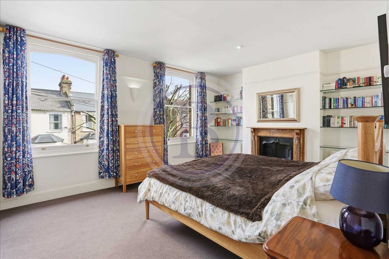 3 bed maisonette for sale in Corinne Road 12