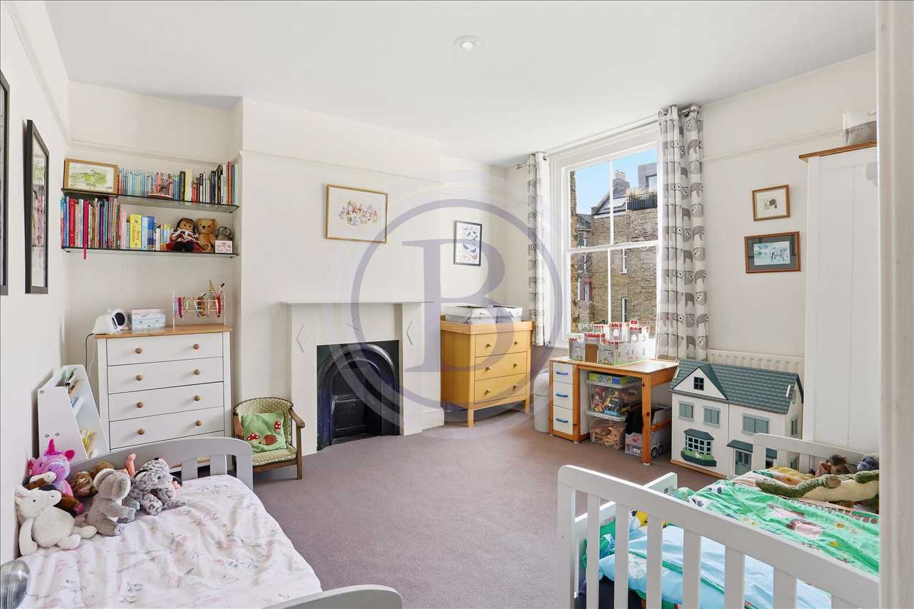 3 bed maisonette for sale in Corinne Road 15