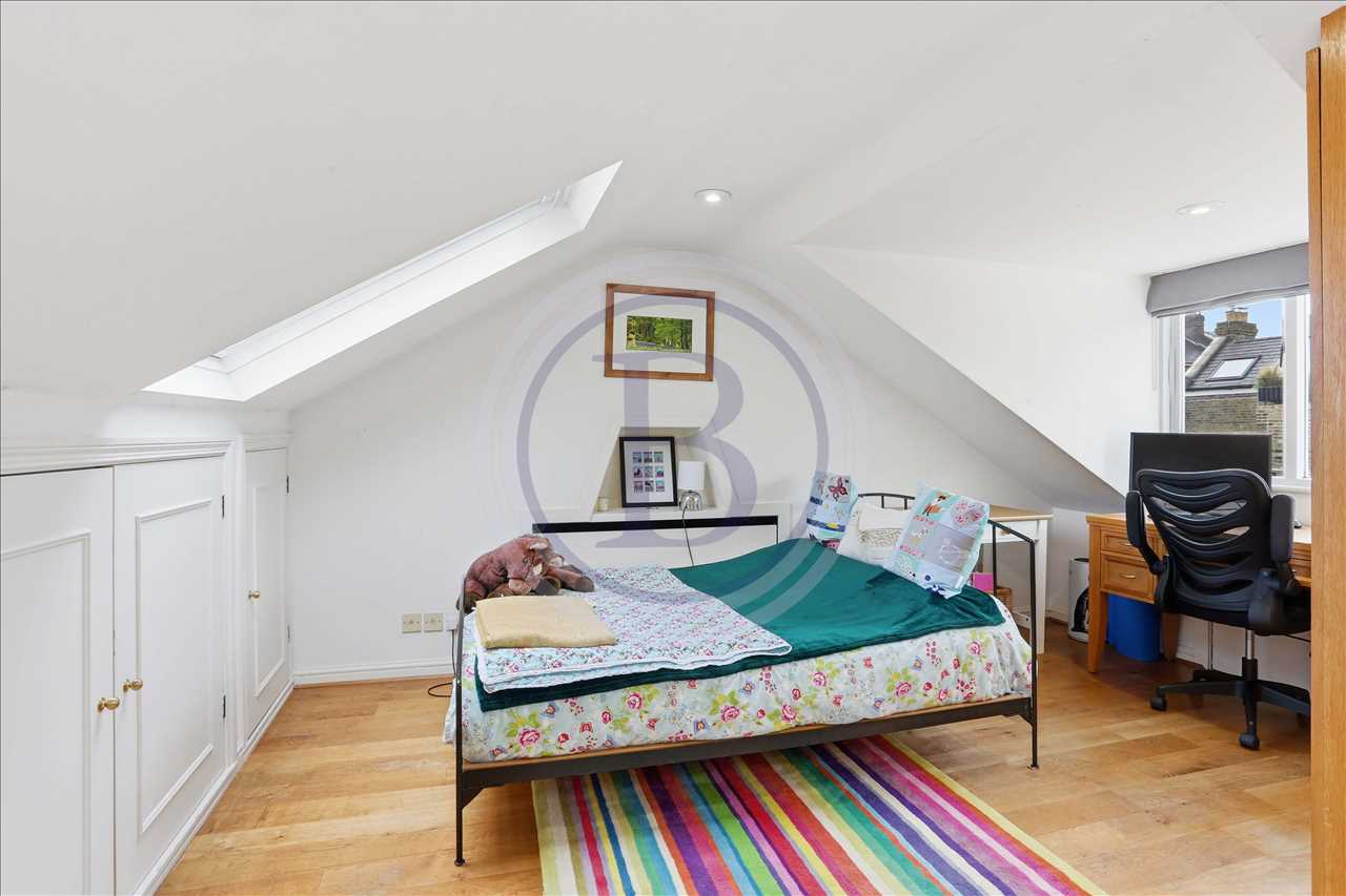 3 bed maisonette for sale in Corinne Road 17