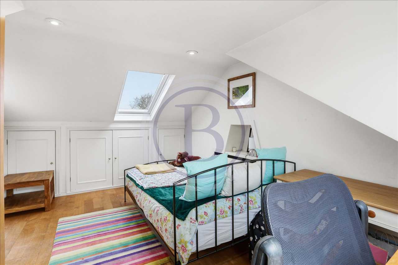 3 bed maisonette for sale in Corinne Road 18