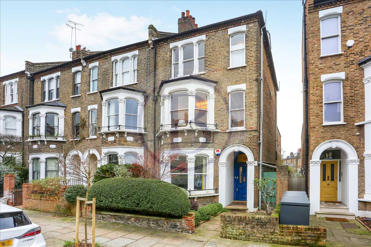 3 bed maisonette to rent in Lady Somerset Road 1