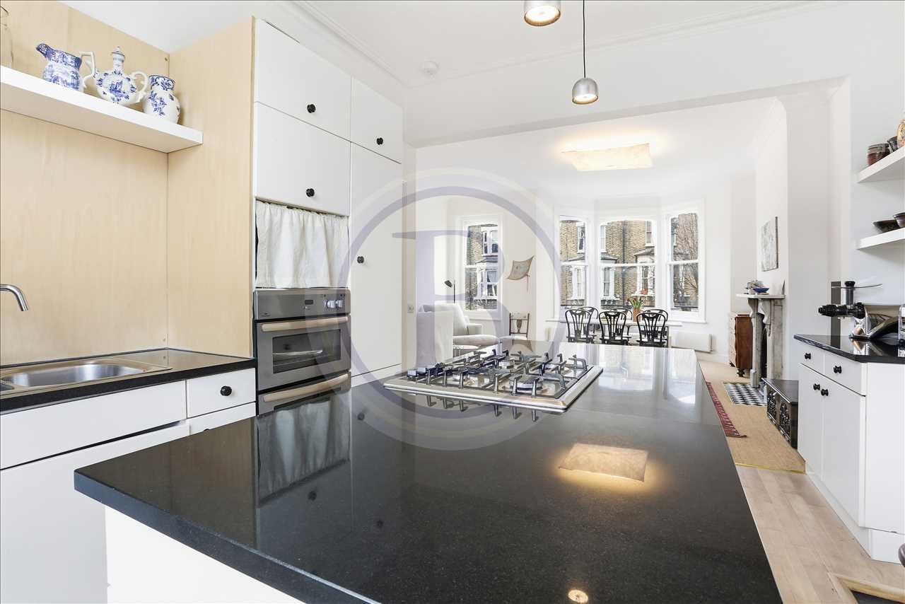 3 bed maisonette to rent in Lady Somerset Road 6