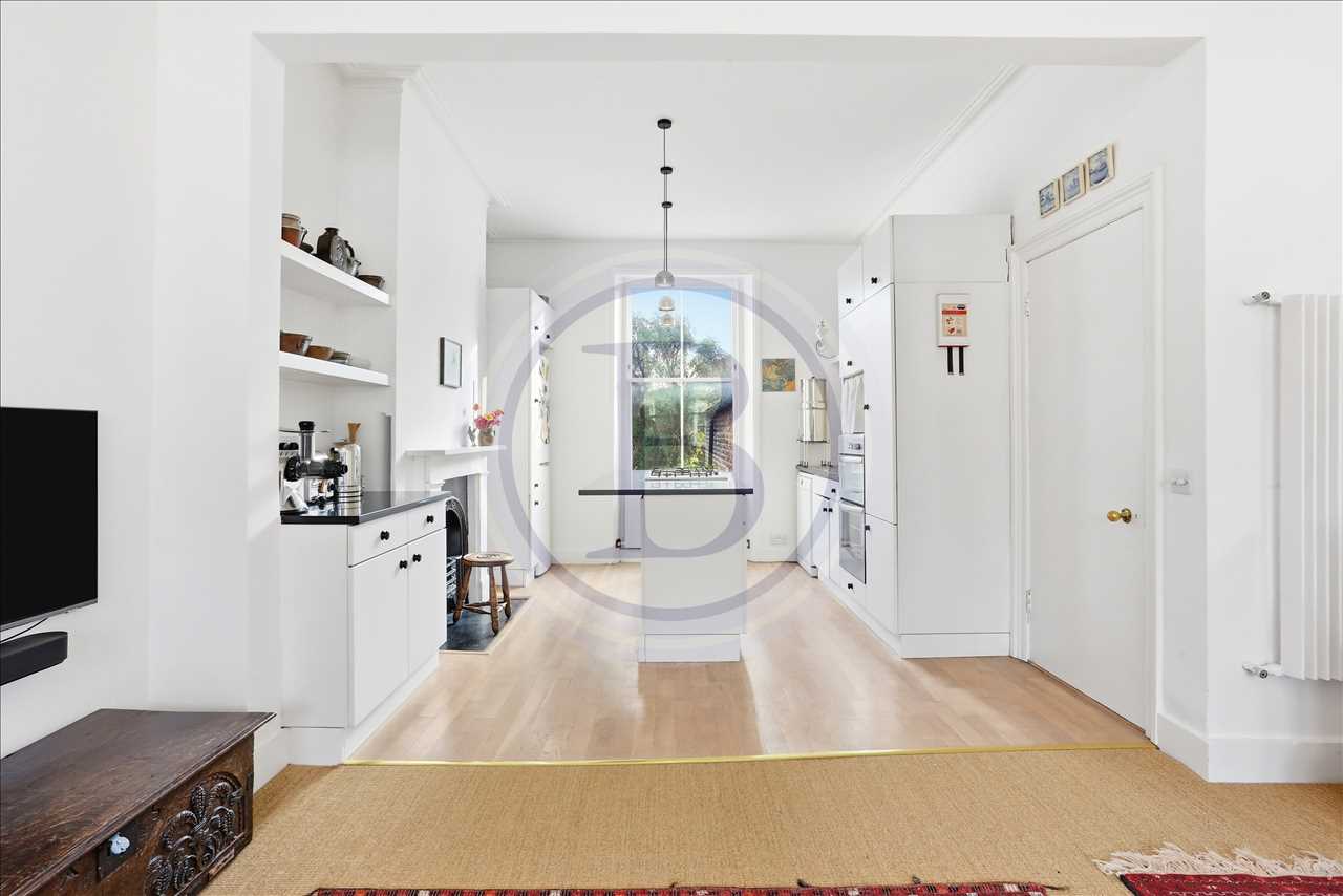 3 bed maisonette to rent in Lady Somerset Road 8