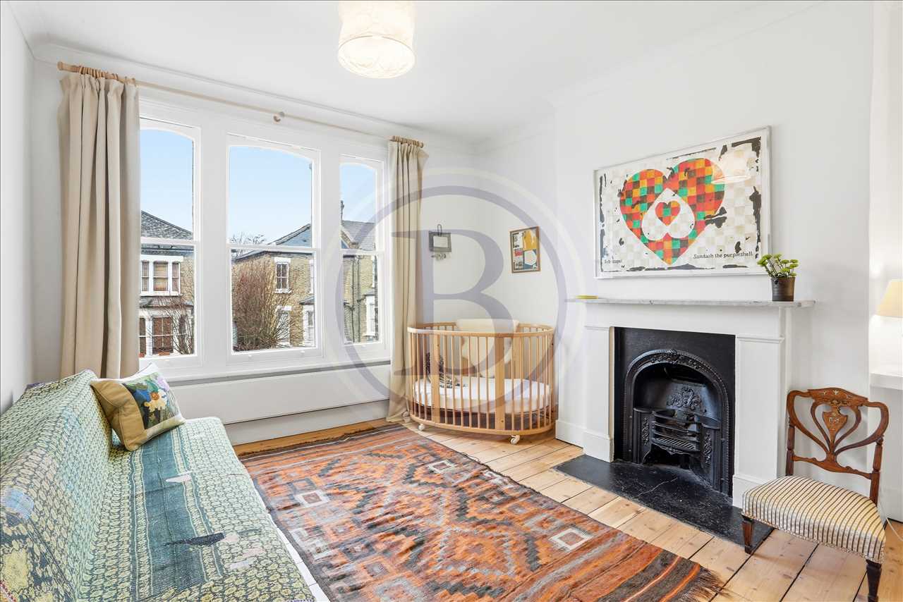 3 bed maisonette to rent in Lady Somerset Road 13