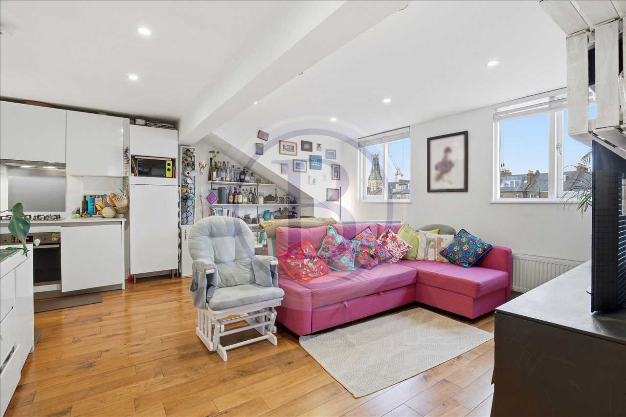 CHAIN FREE! A well presented third/top floor conversion apartment forming part of an imposing semi detached period building conveniently located within very close proximity to local shops, cafes, specialist food stores and transport links on Brecknock Road. Both Camden Town and Kentish Town's ...